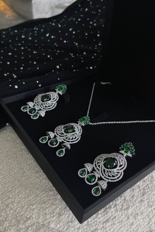 Green zircon set  The set is a necklace with earring