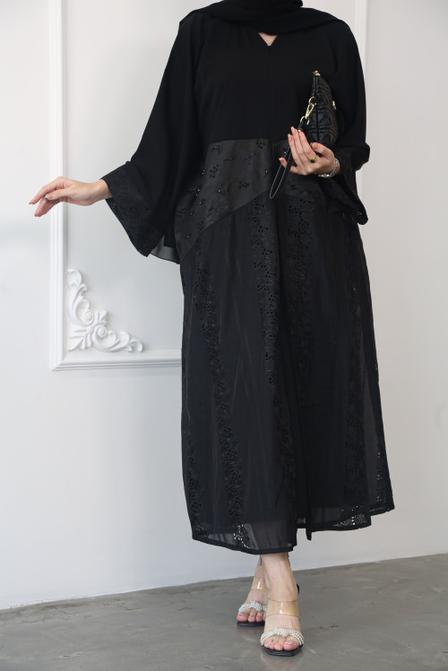 A Kuwaiti abaya with a wide neckline, with the addition of a lace material standing in the middle, and the addition of scattered beads in the middle of the abaya