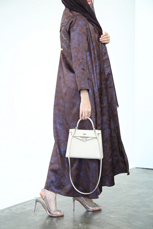 Viscose abaya with a luxurious check on the back