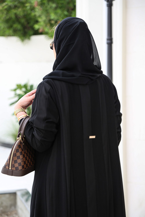 عباية فاخرة بأزرار لؤلؤية