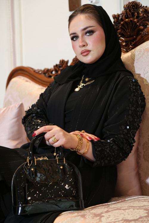 عباية مقلمة بلمعة مع أكمام مطرزة يدويًا