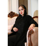 عباية كريب مطفي فاخر بتطريز أسود ممتد من الأمام والخلف