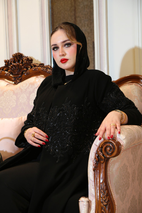 عباية كريب مطفي فاخر بتطريز أسود ممتد من الأمام والخلف