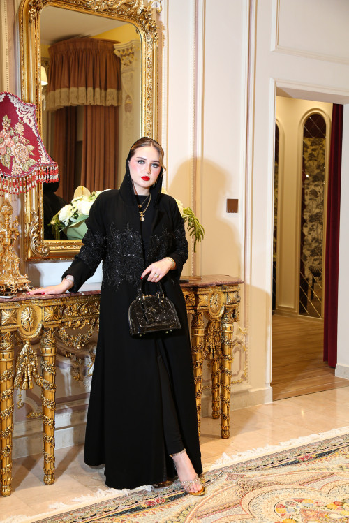 عباية كريب مطفي فاخر بتطريز أسود ممتد من الأمام والخلف