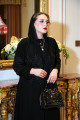 عباية كريب مطفي فاخر بتطريز أسود ممتد من الأمام والخلف