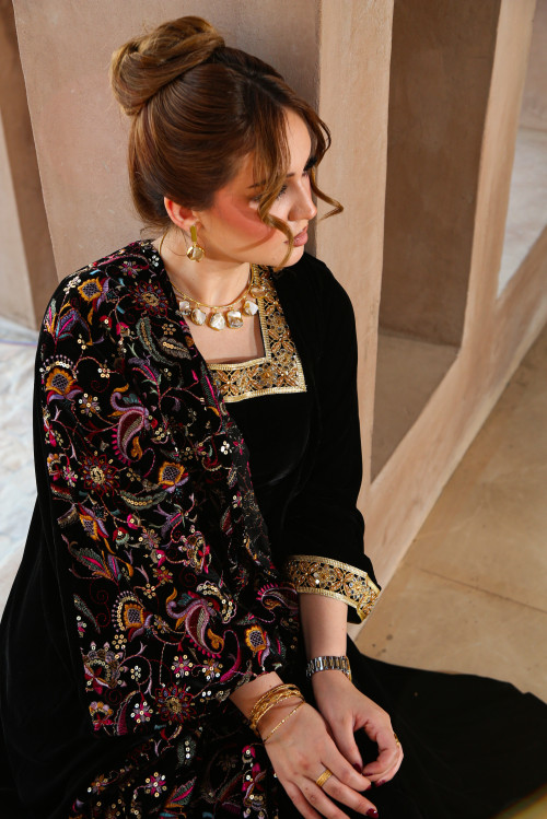 بشت اسود مخملي