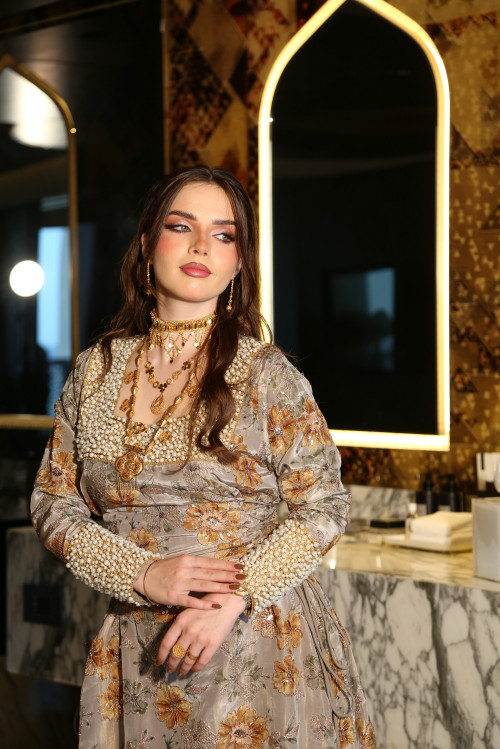 ثوب تراثي (عاجي)