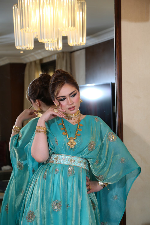 أنوثة ( فيروزي)