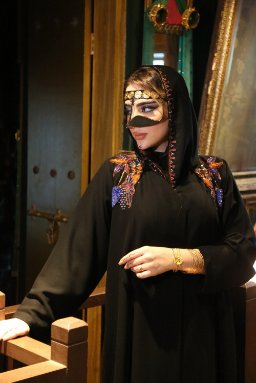 Gulnar abaya in black