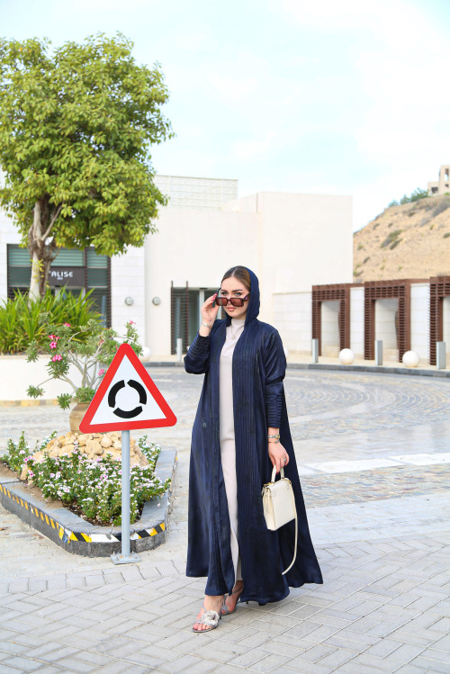 عباية كحلية بثنيات ناعمة