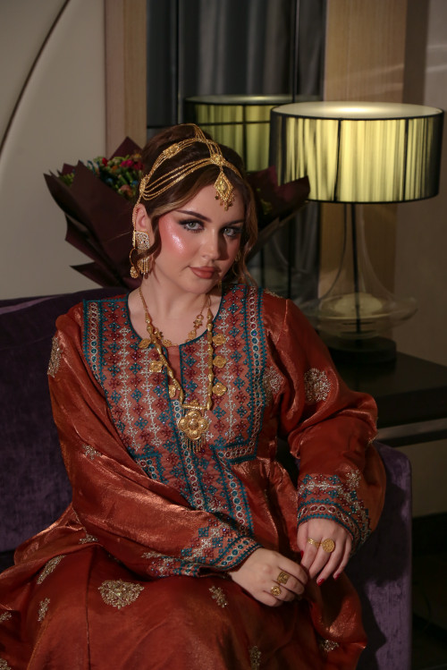 ثوب بلوشي بتطريز بليوار