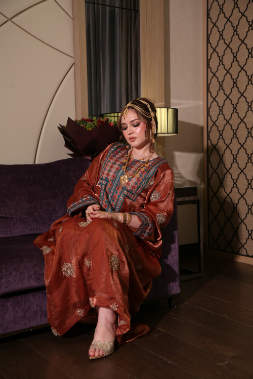 ثوب بلوشي بتطريز بليوار