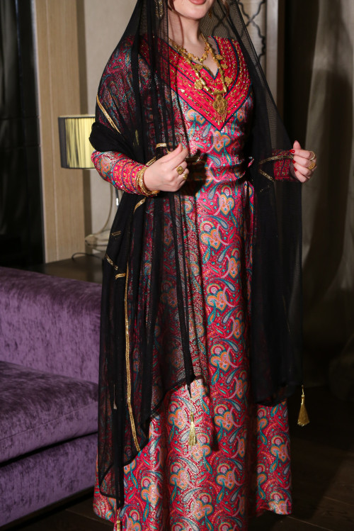 ثوب بيزلي (فوشي)