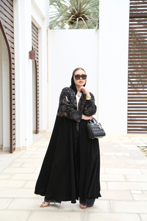 عباية فاخرة بخام مزخرف بالجزء العلوي