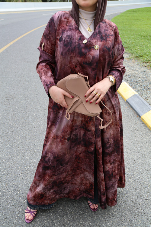 عباية ملونة مزينة باللؤلؤ