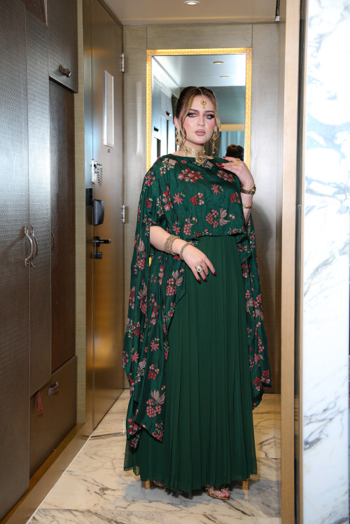فستان  أخضر  فاخر