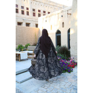 عباية منقوشة باللون الرمادي