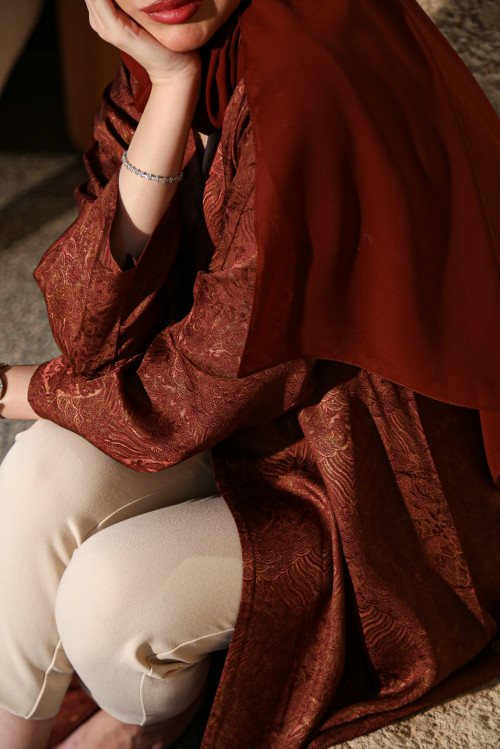 Jacquard-embellished abaya in reddish-copper colour
