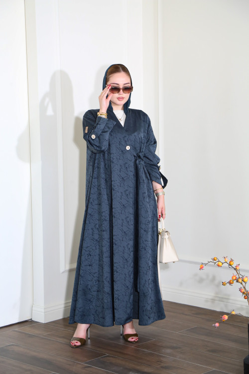 عباية تركوازية بأزرار فاخرة