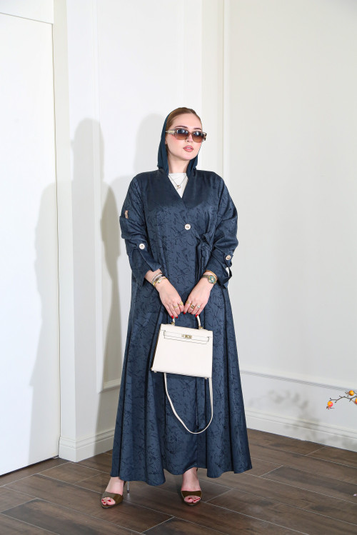 عباية تركوازية بأزرار فاخرة