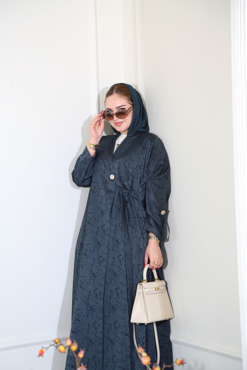 عباية تركوازية بأزرار فاخرة