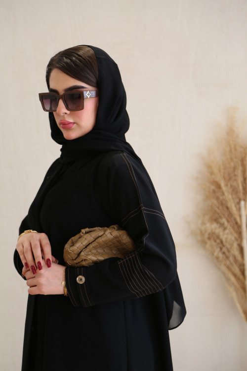 Practical abaya with caramel buttons