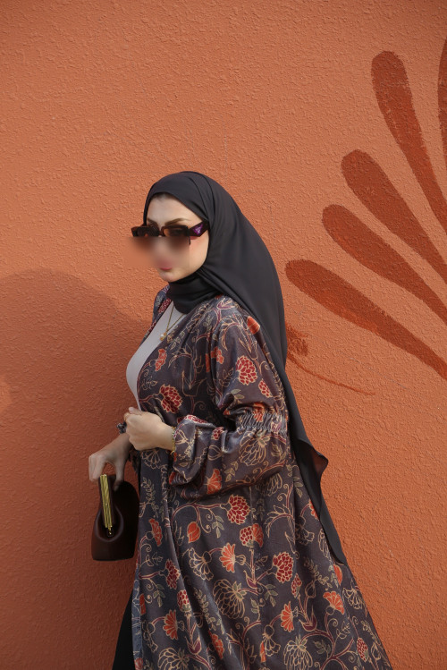 Velvet abaya decorated with flowers