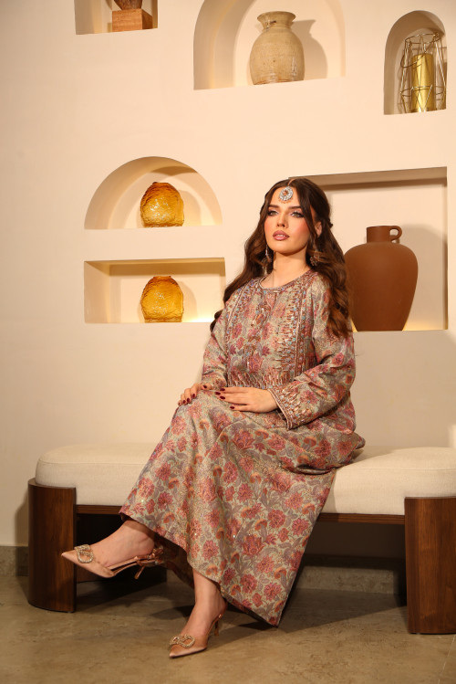 ثوب مطرز-  روز