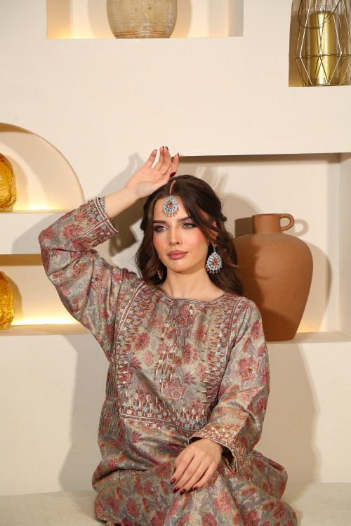 ثوب مطرز-  روز