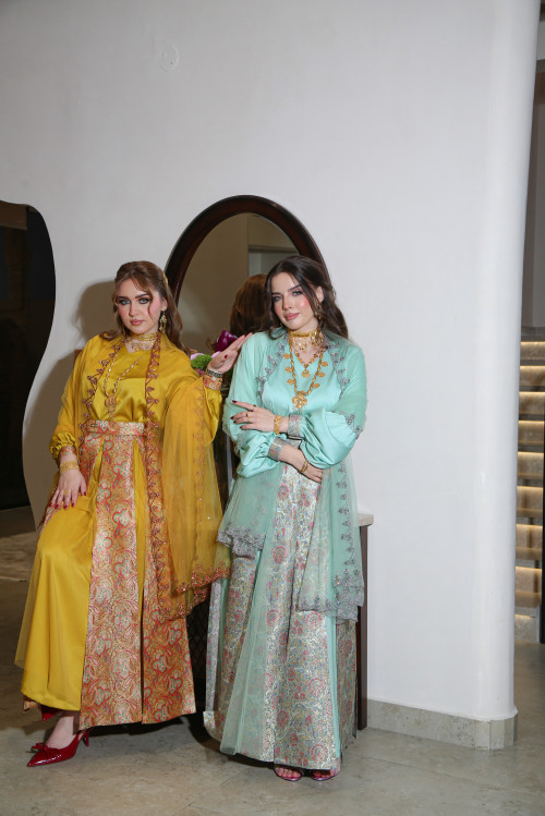 فستان أصفر مع الشال