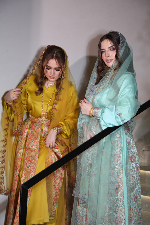 فستان أصفر مع الشال