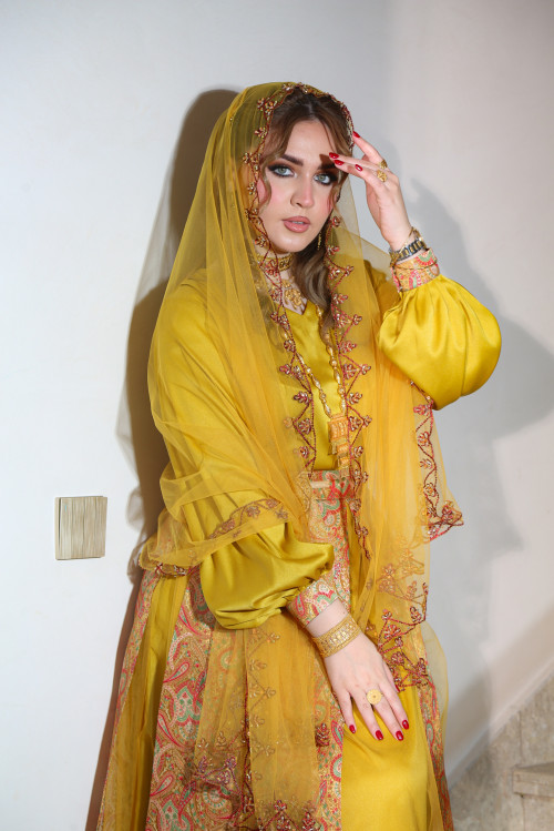 فستان أصفر مع الشال