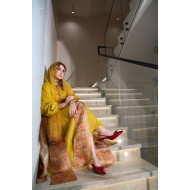 فستان أصفر مع الشال