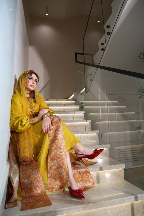 فستان أصفر مع الشال