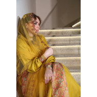 فستان أصفر مع الشال