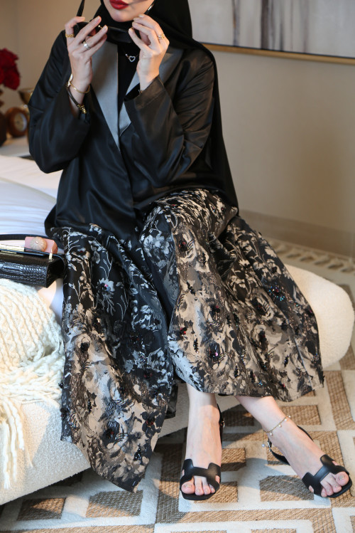 Luxurious abaya with gray jacquard