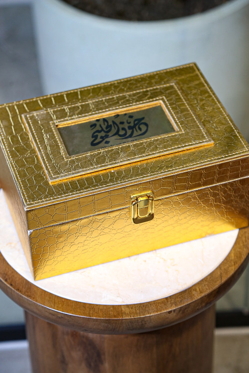 Golden gift box - a luxury suitable for elegant occasions