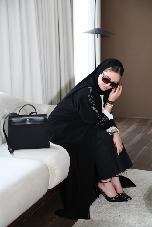 عباية عملية بالخيوط  البيضاء