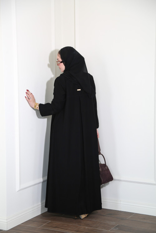 عباية سوداء بتطريز هندسي
