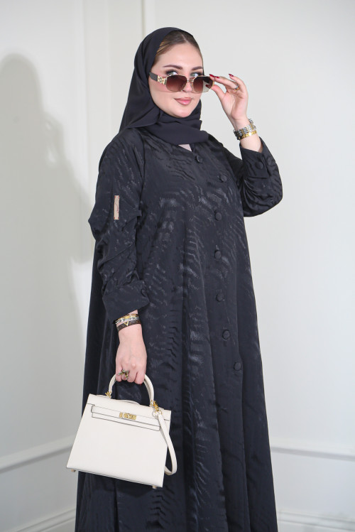 عباية رمادي داكن منقوشة