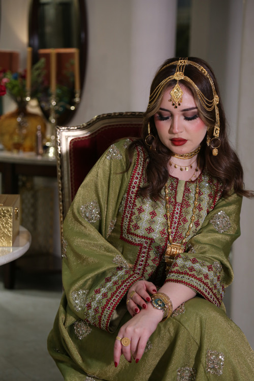 ثوب بلوشي بتطريز بليوار 