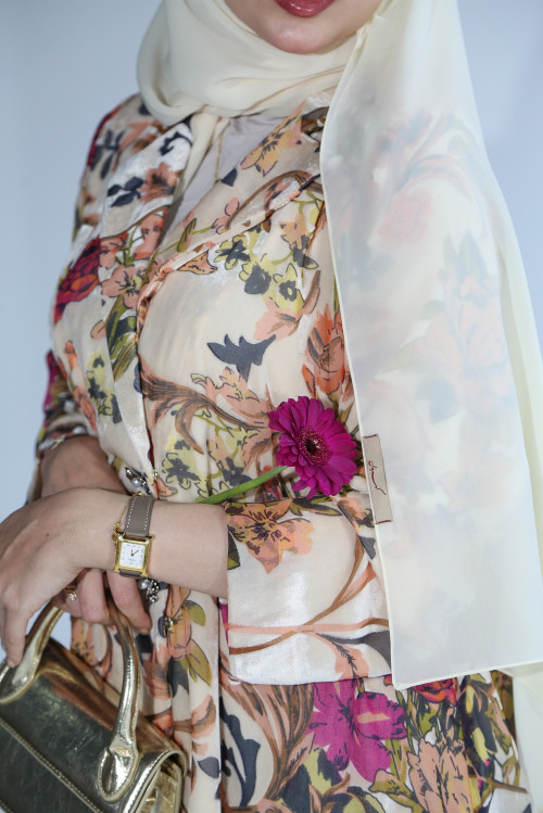 Cream velvet abaya decorated with flowers