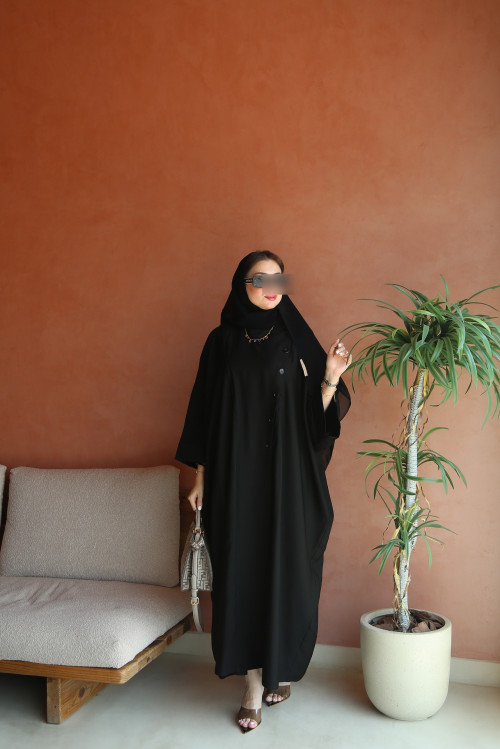 Bahraini abaya with black buttons