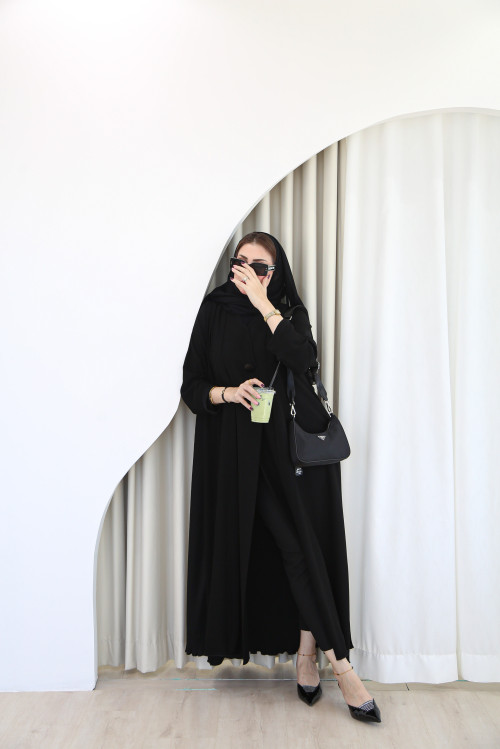 Black crepe abaya with pleats