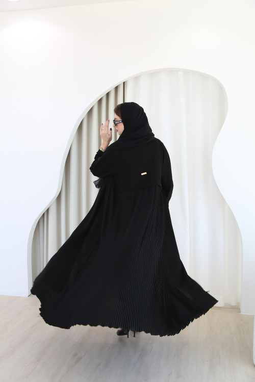 Black crepe abaya with pleats