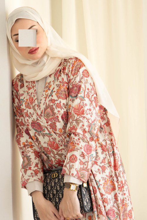 Sugar-coloured abaya printed with flowers