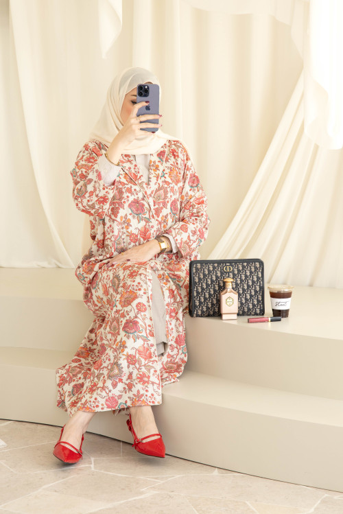 Sugar-coloured abaya printed with flowers