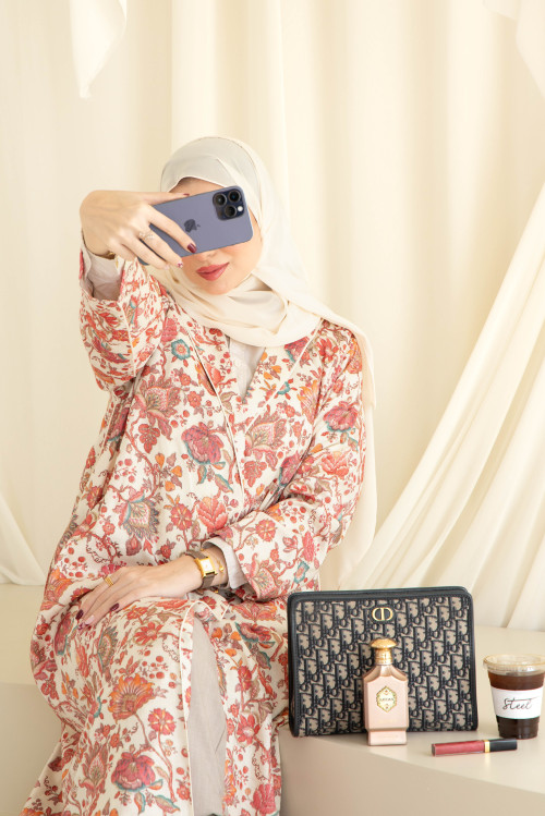 Sugar-coloured abaya printed with flowers