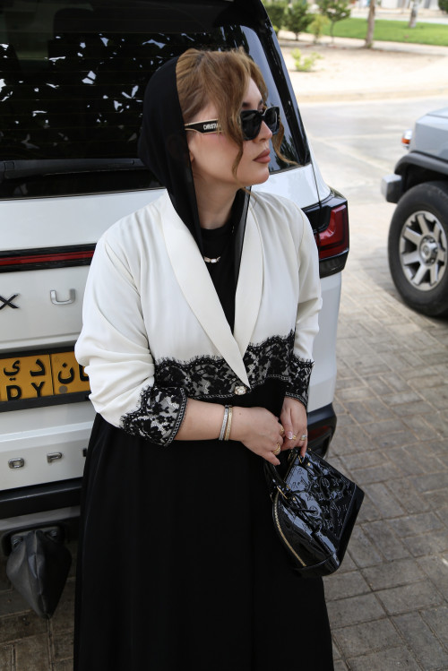 عاجي- أسود