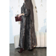 عباية مخمل زيتيه بنقوش هندسية